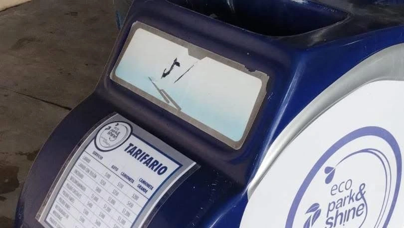 En redes sociales, la joven denunció que el personal del autolavado de Angelópolis la presionó para pagar mil 900 pesos.