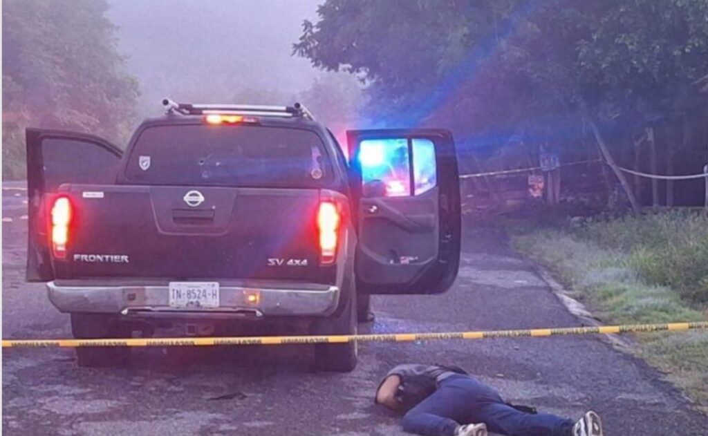 Un grupo de hombres armados viajaban en una camioneta Nissan Frontier color negra. 