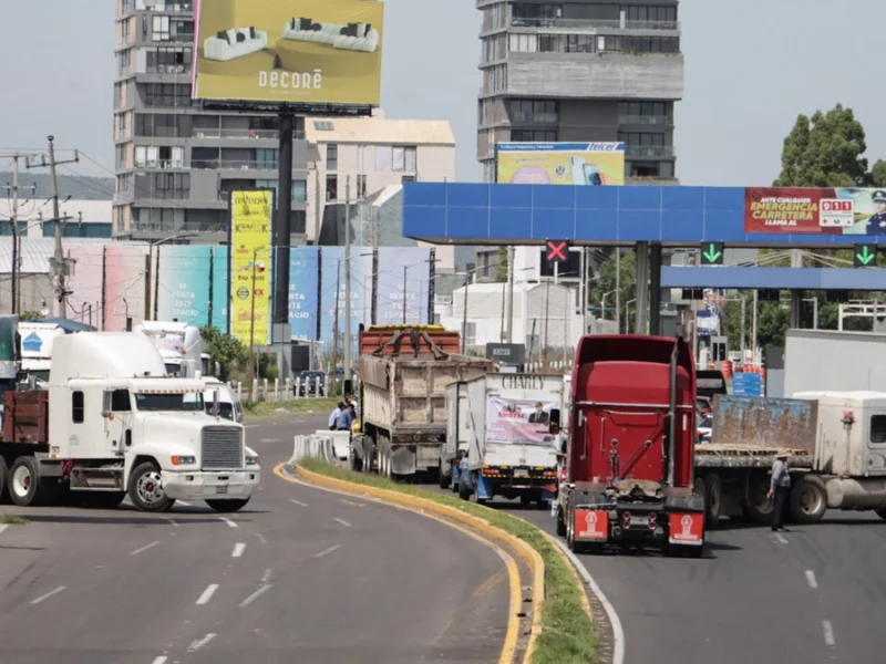 Transportistas colapsan carreteras de Puebla por casi ocho horas