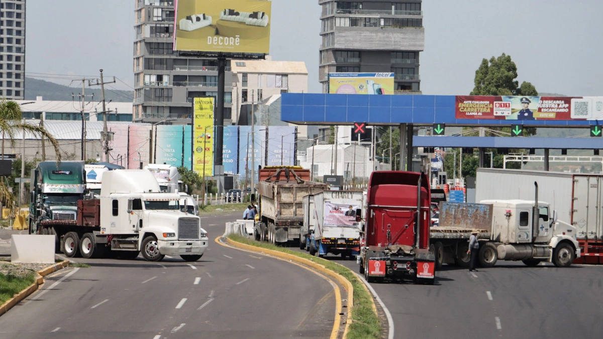 Transportistas colapsan carreteras de Puebla por casi ocho horas