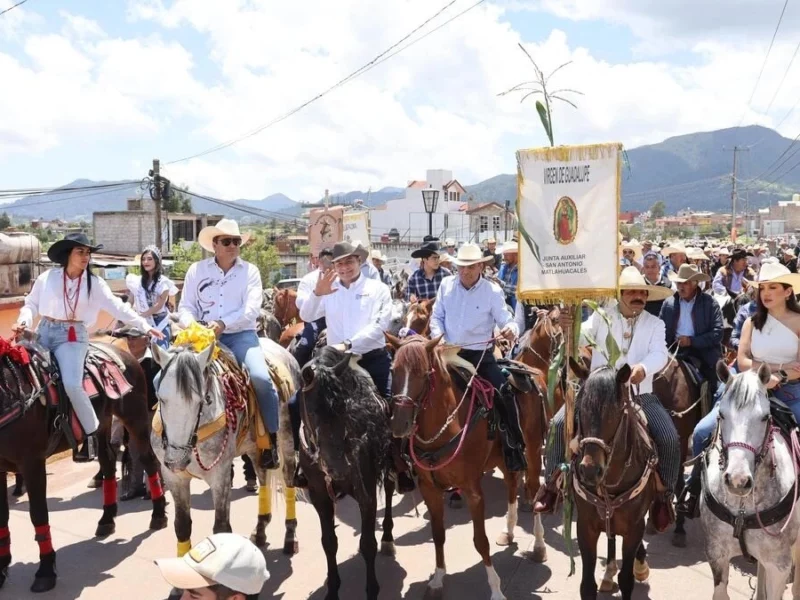 Armenta encabeza mega cabalgata en Chignahuapan