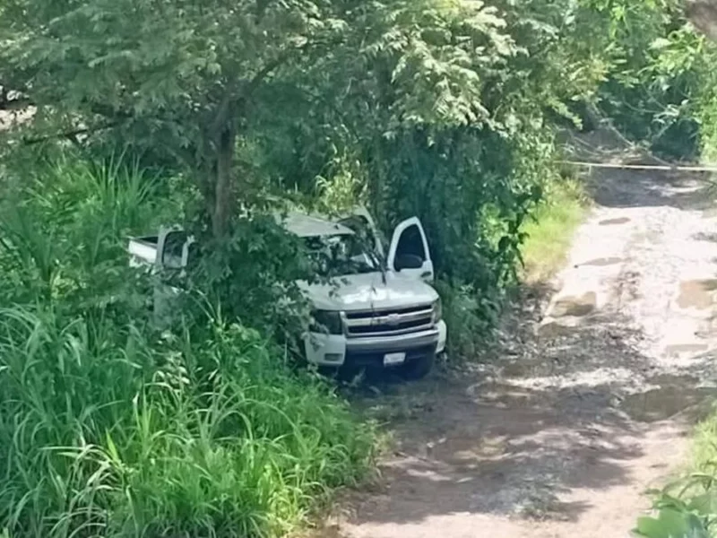 Localizan granadas y armas largas en una camioneta abandonada en Xicotepec