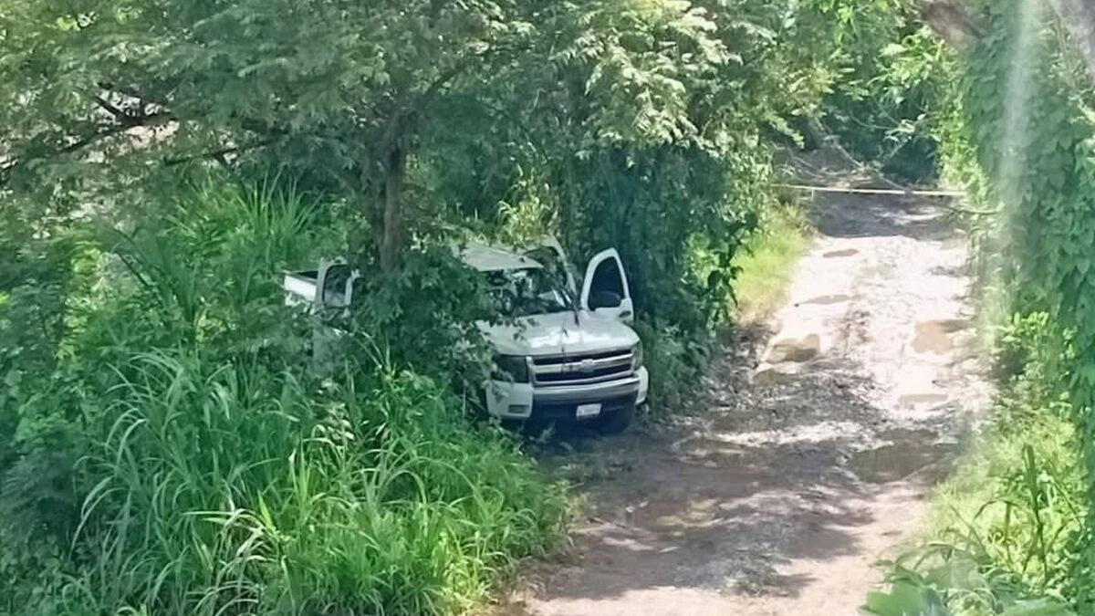Localizan granadas y armas largas en una camioneta abandonada en Xicotepec
