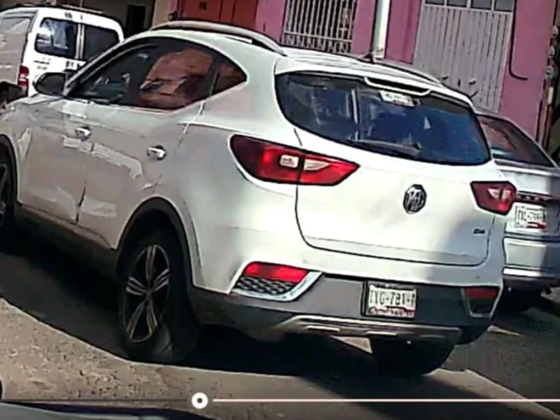 VIDEO: Buscan camioneta MG que chocó a universitaria en El Carmen y huyó