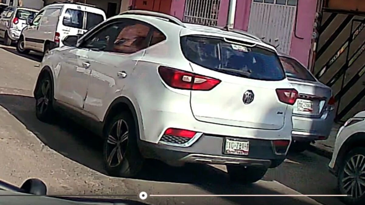 VIDEO: Buscan camioneta MG que chocó a universitaria en El Carmen y huyó