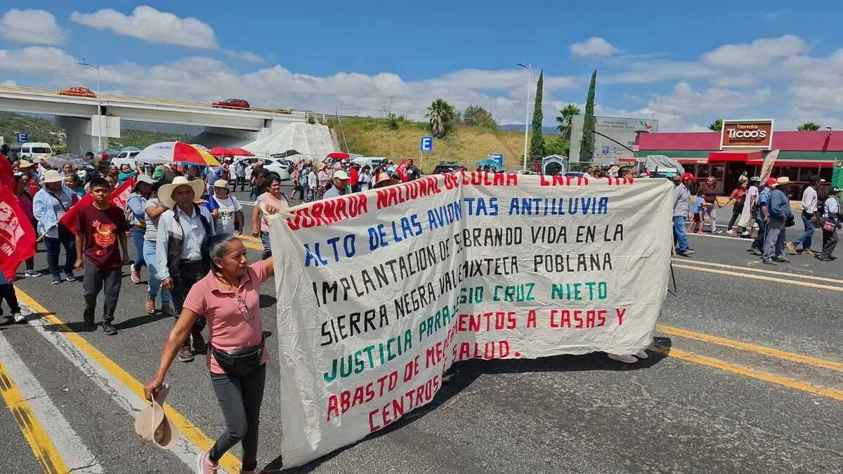Campesinos de la región de Tehuacán bloquean tres carreteras de Puebla  
