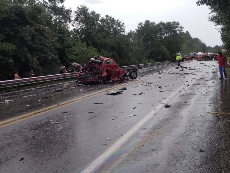 Cierran la México-Tuxpan por accidente que cobró la vida de dos personas