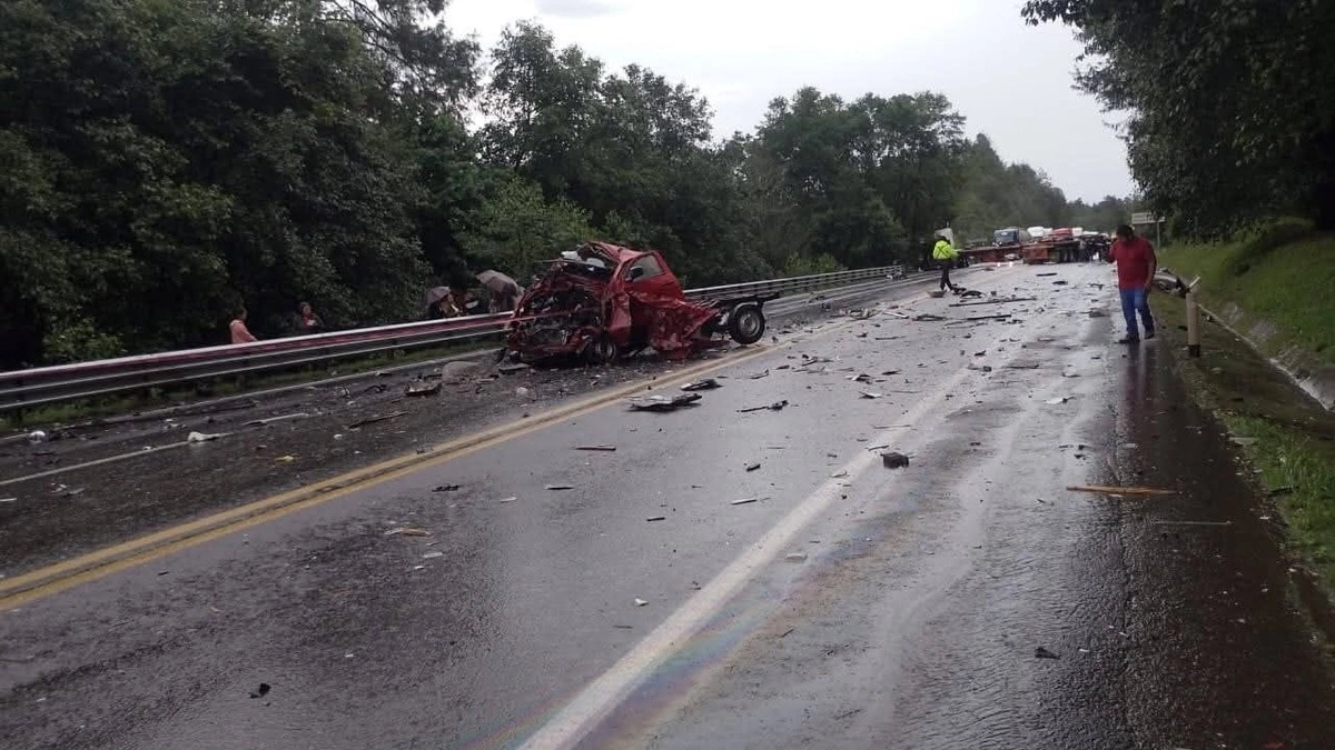 Cierran la México-Tuxpan por accidente que cobró la vida de dos personas