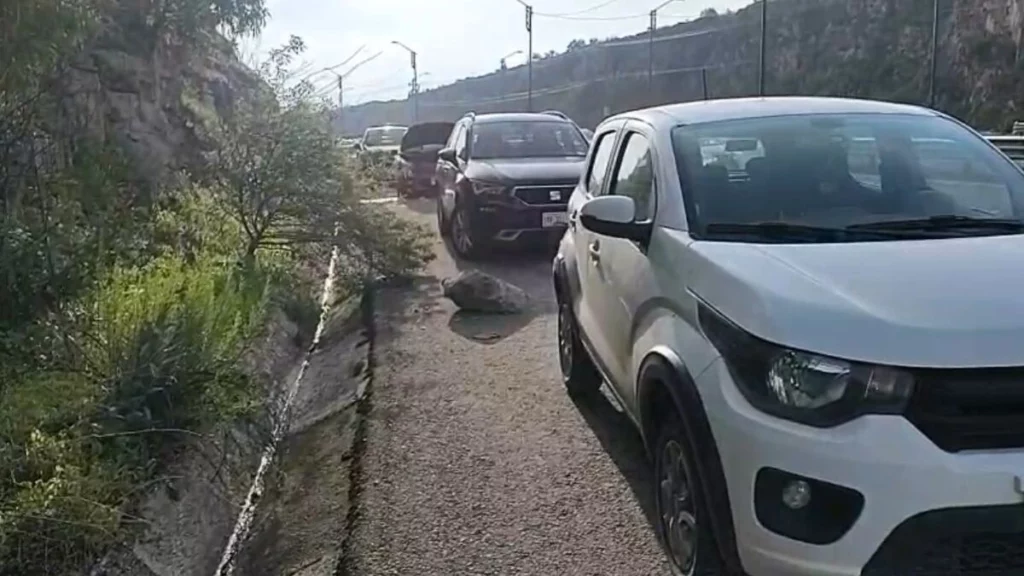 Las fuertes lluvias causaron el deslave en un cerro sobre Periférico Ecológico.