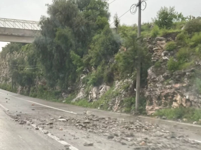 Se deslava cerro en el Periférico Ecológico  