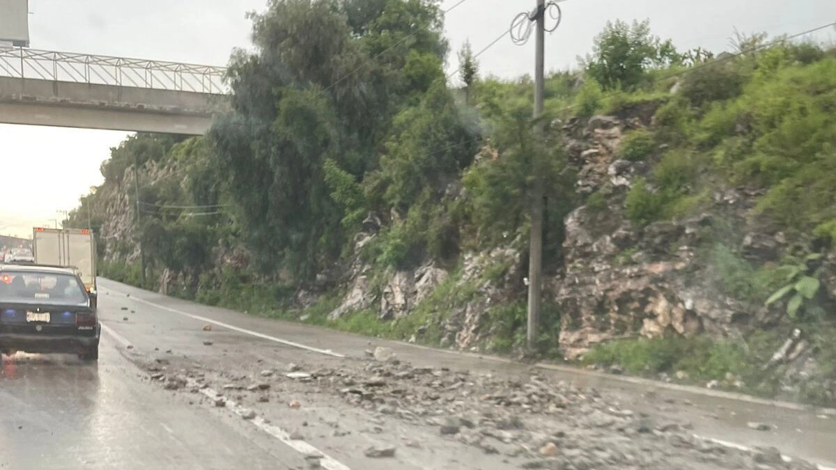 Se deslava cerro en el Periférico Ecológico  