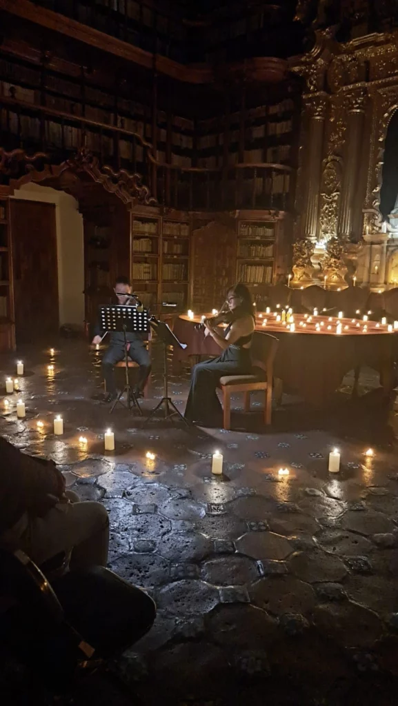 La Biblioteca Palafoxiana es considerada la primera biblioteca pública de América Latina fue fundada en 164 por Juan de Palafox y Mendoza y es, diría yo, inaudito que hoy en día se preserve y que, incluso, muchos podamos ingresar a ella.