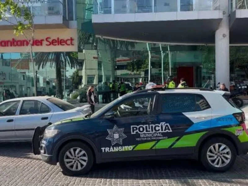 Asaltan a cuentahabiente tras retirar 50 mil pesos en el Santander de la avenida Juárez