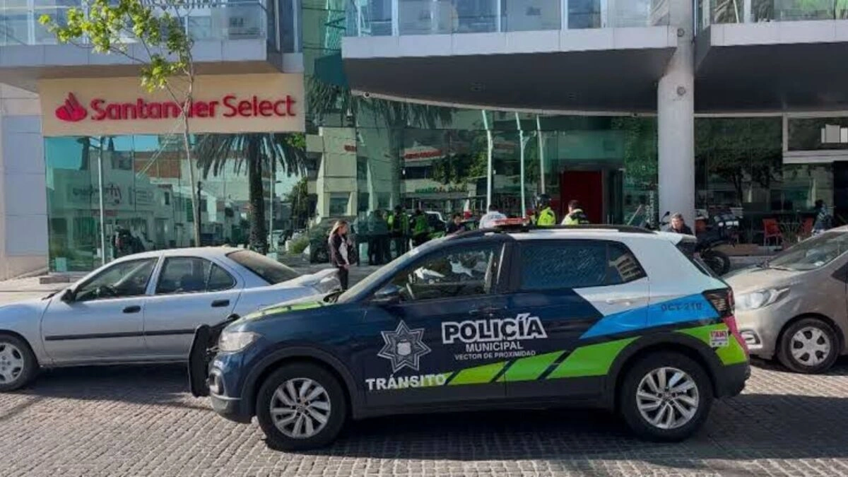 Asaltan a cuentahabiente tras retirar 50 mil pesos en el Santander de la avenida Juárez