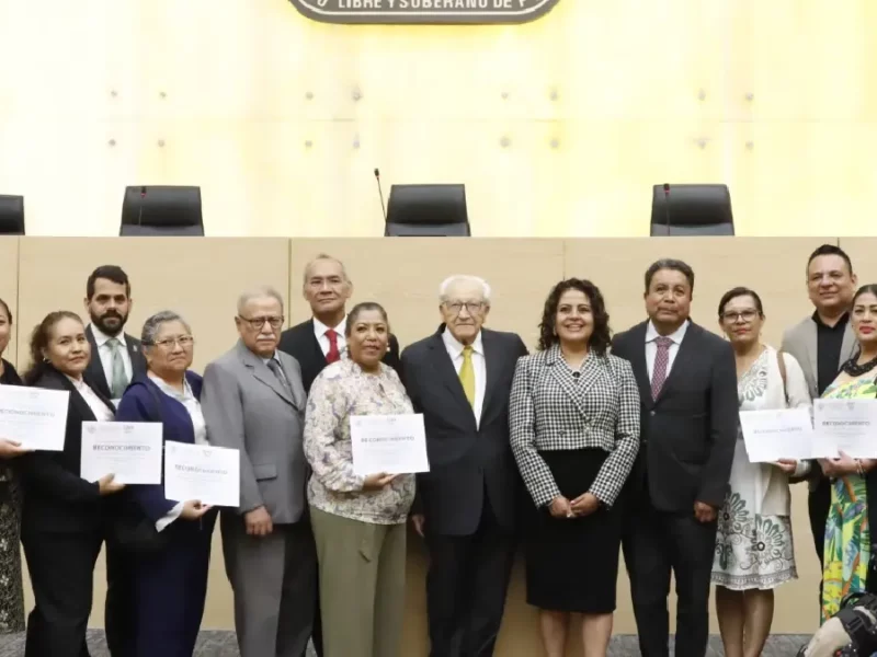 Reconocen a docentes en Congreso por su amplia y destacada labor