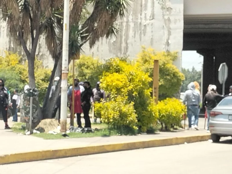 La 28 de Octubre y Antorcha Campesina se enfrentan afuera del Hospital Moreno Valle