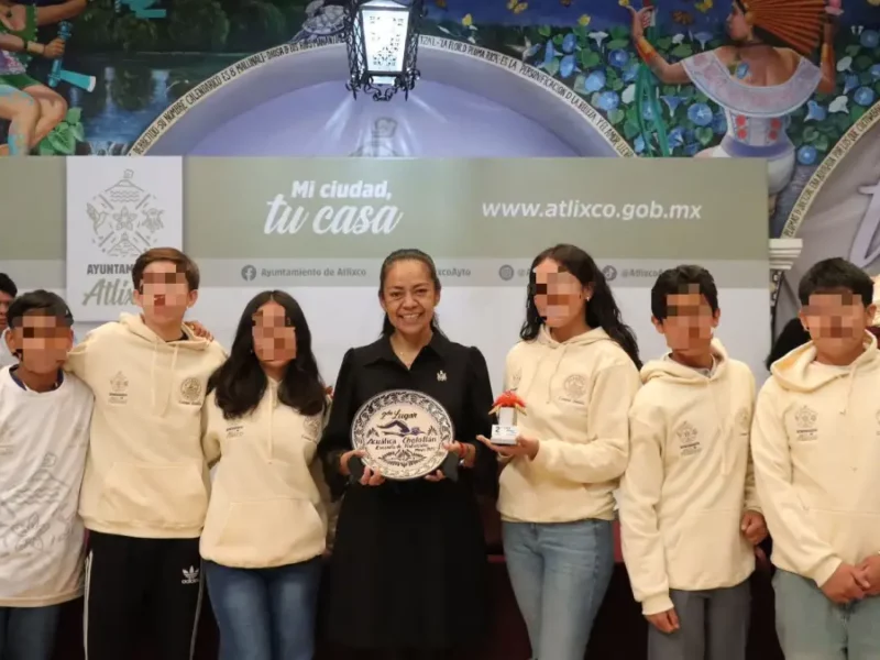 Ariadna Ayala, presidenta de Atlixco, entrega uniformes al equipo de natación de la alberca municipal.