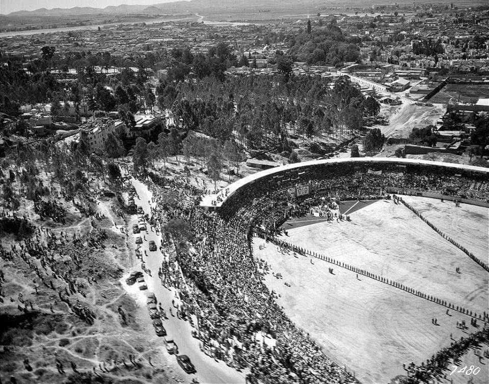 La construcción del Estadio Zaragoza inició en el año de 1950, cuando el cerro todavía estaba cubierto de árboles y vegetación de la región.