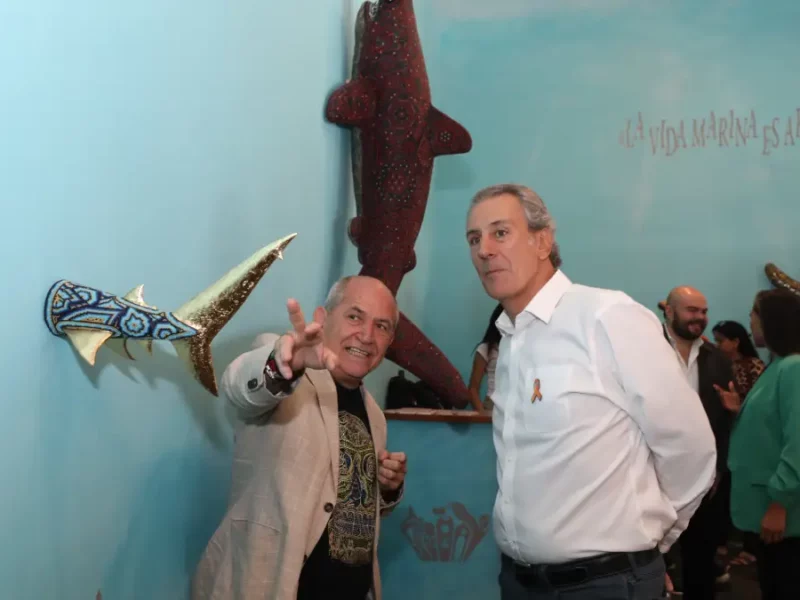 Recorre Pepe Chedraui la exposición “El Murmullo de los Océanos” en la Galería del Palacio Municipal