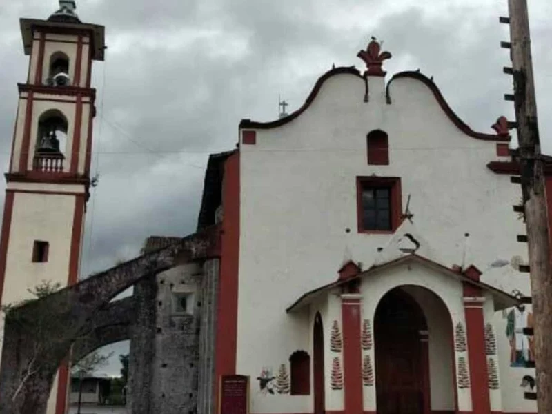 Acusan al párroco de San Andrés Tzicuilan, Cuetzalan de causar daños a monumento histórico