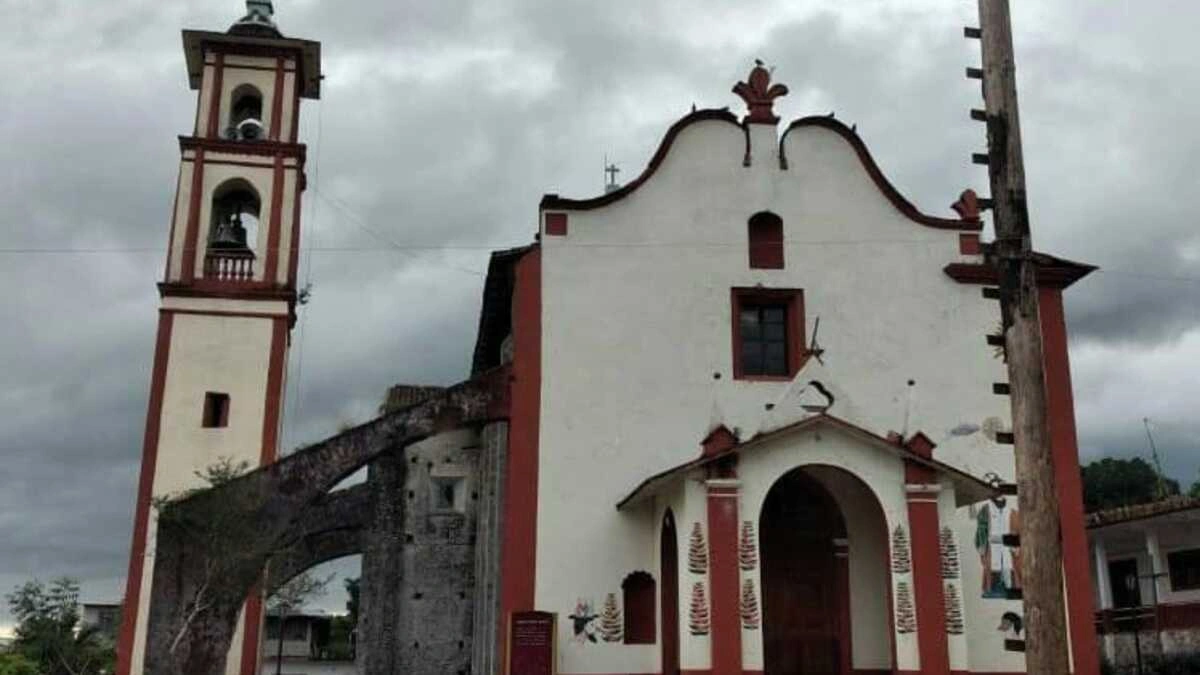 Acusan al párroco de San Andrés Tzicuilan, Cuetzalan de causar daños a monumento histórico