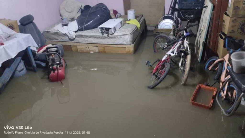 No sólo la lateral de la México-Puebla quedó afectada por las intensas lluvias, sino también casas en Cholula.