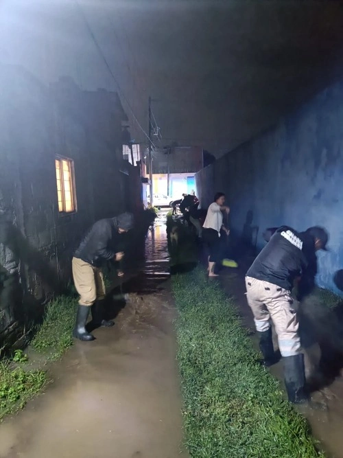 Las intensas lluvias del jueves mantienen inundada la lateral México-Puebla y calles en San Pedro Cholula.