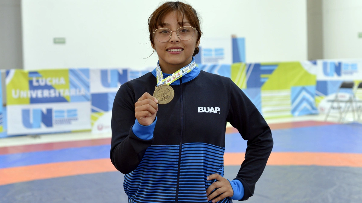 Evelyn Katy, ganadora de 40 medallas en lucha universitaria; la mayoría de oro y plata