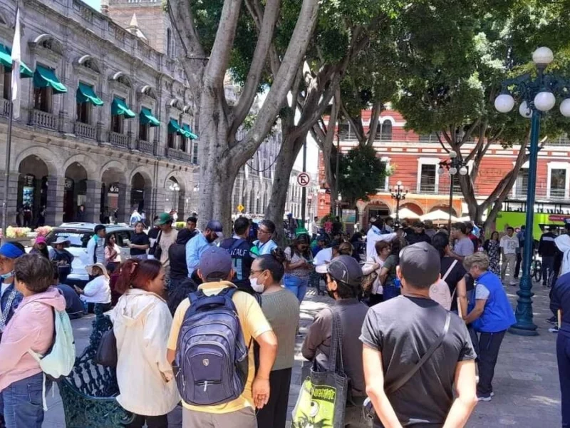 Vecinos de La Covadonga se manifiestan en el Ayuntamiento de Puebla y exigen indemnización