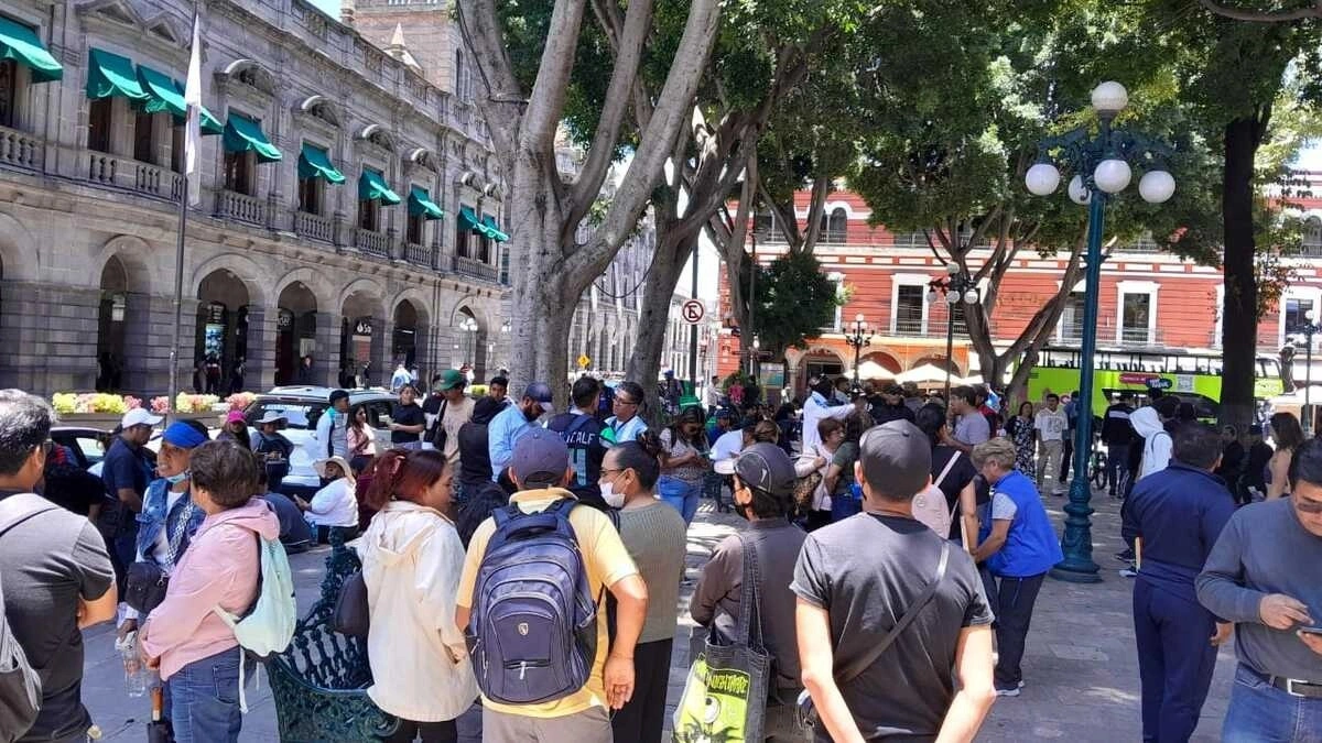 Vecinos de La Covadonga se manifiestan en el Ayuntamiento de Puebla y exigen indemnización