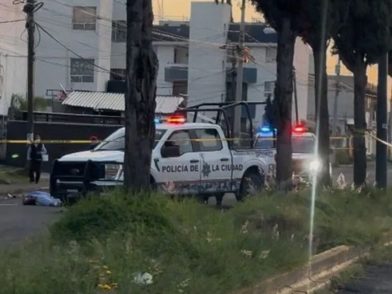 Muere motociclista tras chocar contra un poste en el bulevar Xonacatepec 
