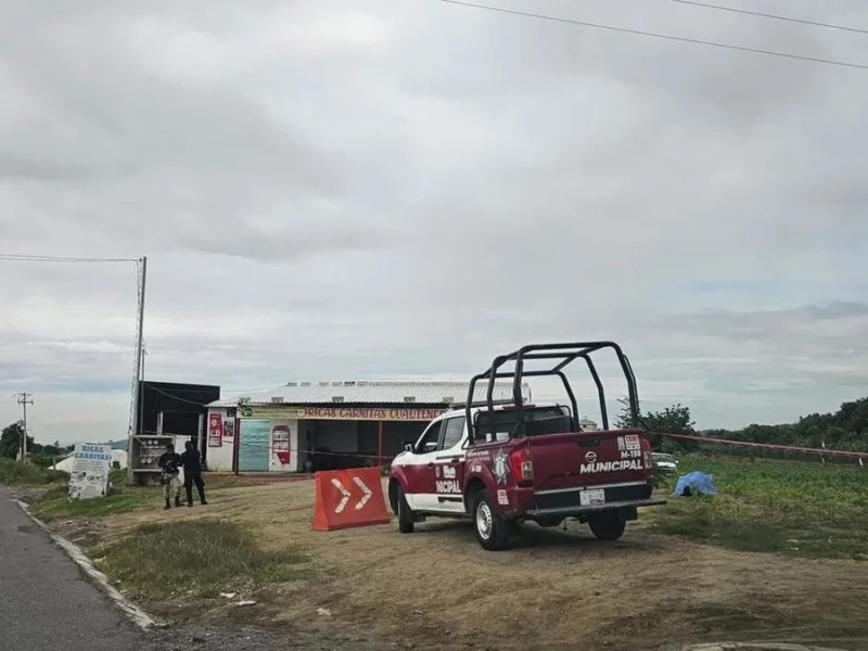 Hallan cuerpo embolsado a orilla de la carretera en Nealtican