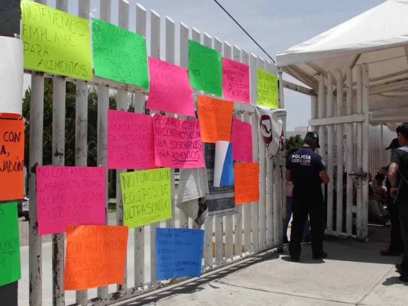 Protestan en hospital del IMSS-Bienestar de Puebla por falta de insumos y malos tratos  