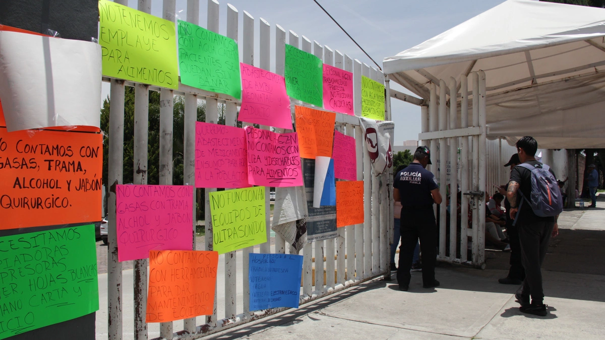 Protestan en hospital del IMSS-Bienestar de Puebla por falta de insumos y malos tratos  