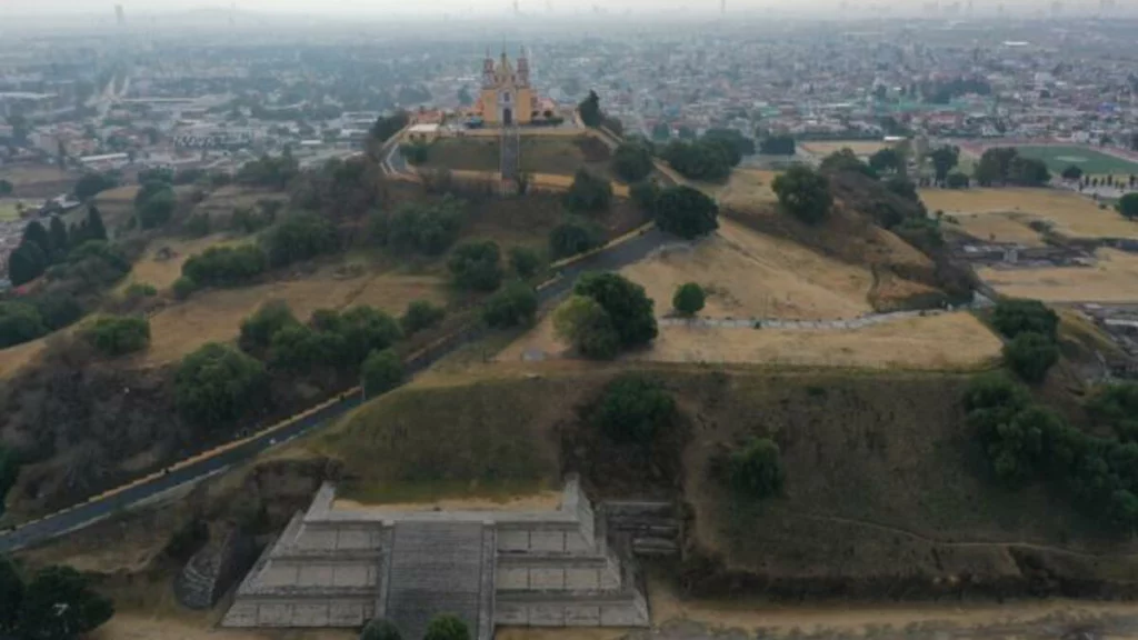 La Pirámide de Cholula sufre con las lluvias; se deslava una parte de la estructura