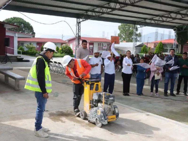 Ariadna Ayala, presidenta de Atlixco arranca obra de techado en primaria de San Agustín HuixaxtlaI.