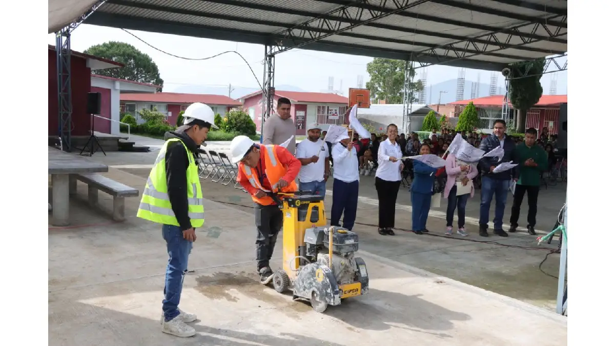 Ariadna Ayala, presidenta de Atlixco arranca obra de techado en primaria de San Agustín HuixaxtlaI.