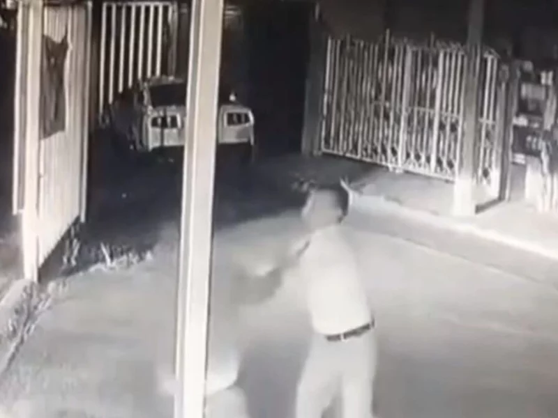 VIDEO: Buscan a violento taxista que golpeó a un vigilante en Momoxpan 