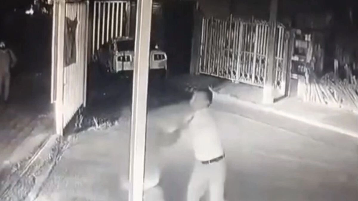 VIDEO: Buscan a violento taxista que golpeó a un vigilante en Momoxpan 