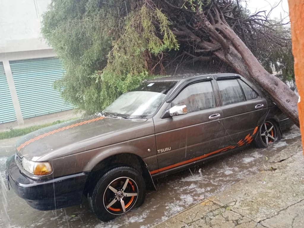 Tras una tormenta, la carretera federal Puebla-Tehuacán se convirtió en río, por lo que automovilistas tuvieron que tomar vías alternas.