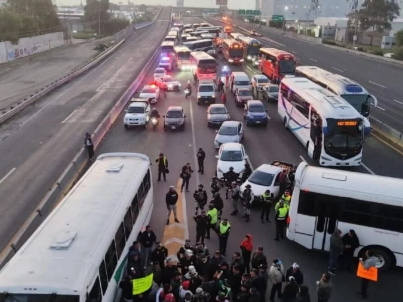 Transportistas paralizan la autopista México-Puebla por inseguridad