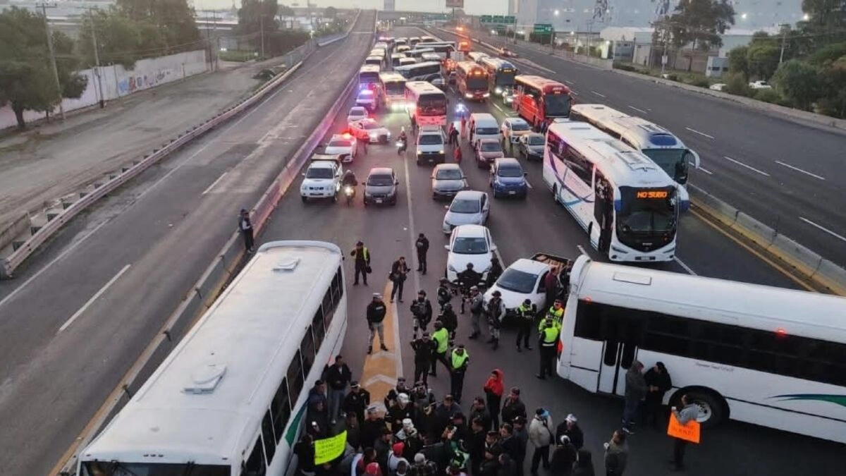 Transportistas paralizan la autopista México-Puebla por inseguridad