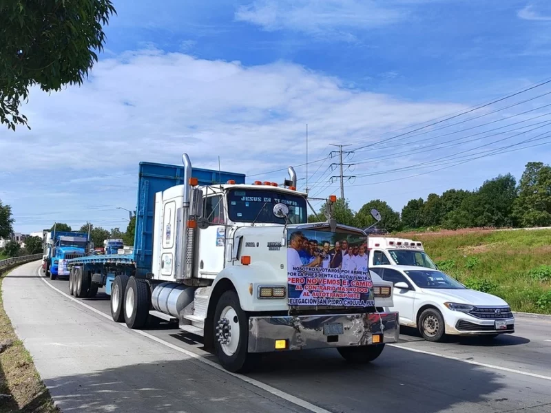 Transportistas de la Amotac bloquean carreteras de Puebla para exigir seguridad