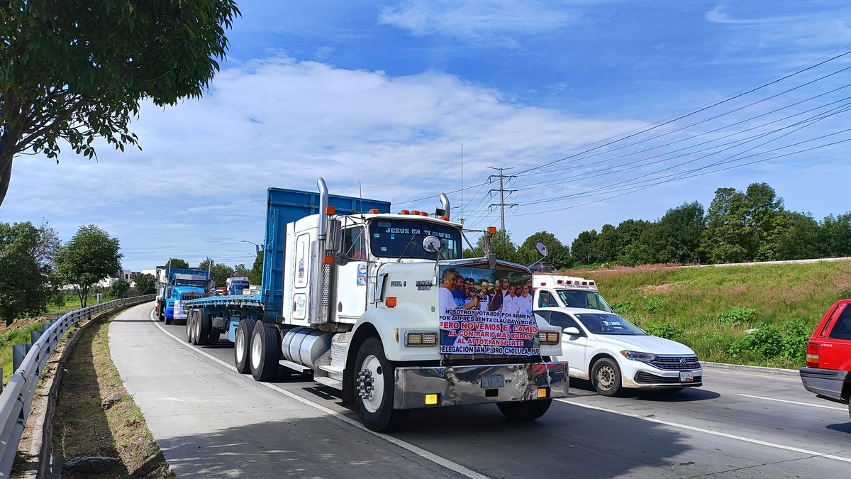 Transportistas de la Amotac bloquean carreteras de Puebla para exigir seguridad