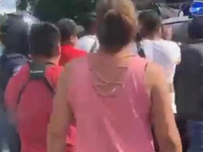 Trifulca en San Baltazar Tetela: pobladores frenan operativo contra mototaxis
