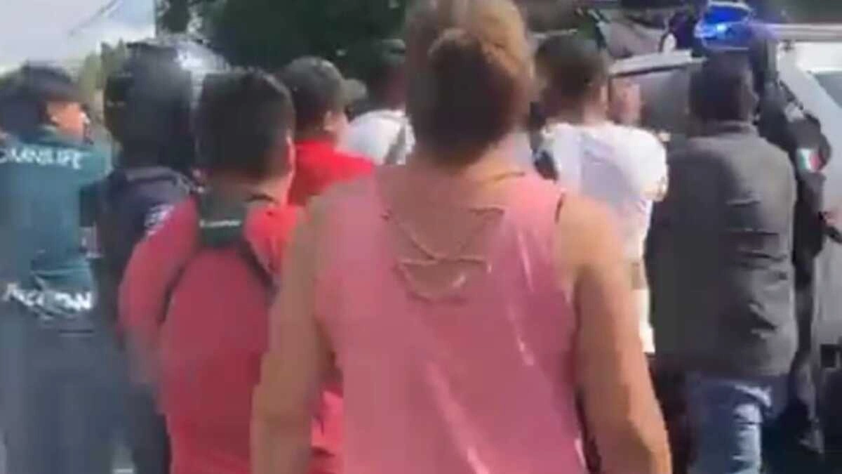 Trifulca en San Baltazar Tetela: pobladores frenan operativo contra mototaxis