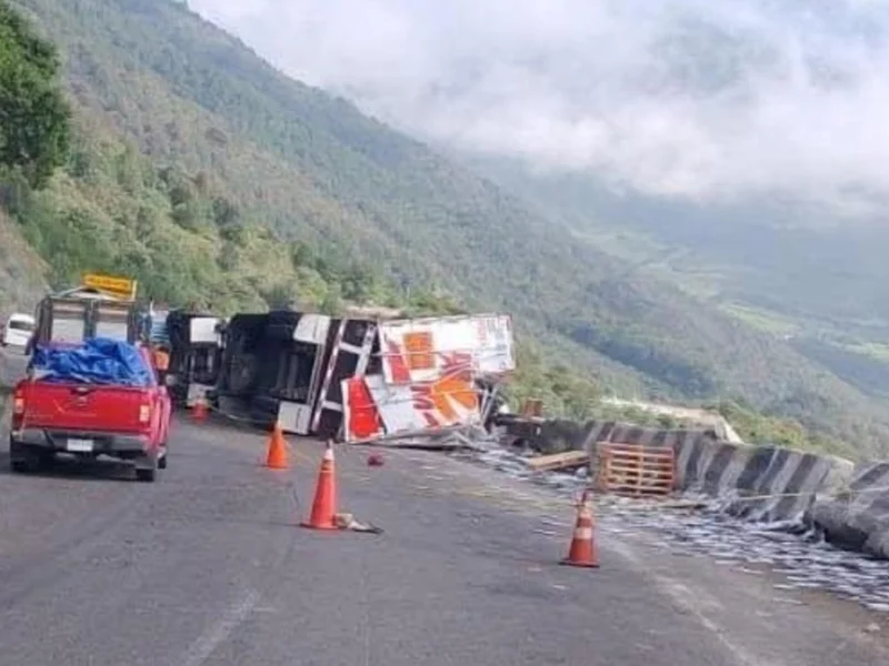 Muere operador de un tráiler tras volcadura en la Puebla-Orizaba