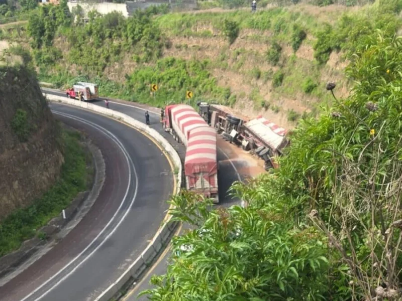 Volcadura de tráiler en la Puebla-Atlixco moviliza a cuerpos de emergencia 