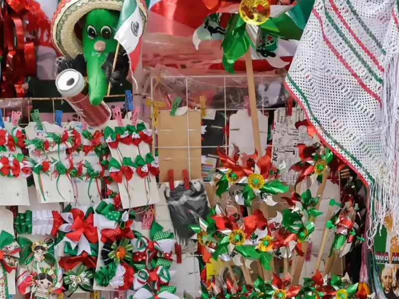 Poblanos dejan de comprar adornos patrios, comerciantes reportan hasta 70% menos ventas.