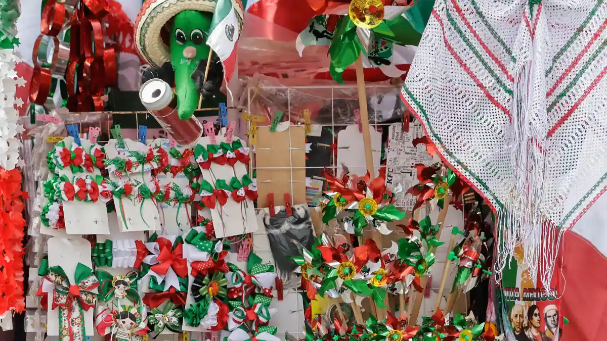Poblanos dejan de comprar adornos patrios, comerciantes reportan hasta 70% menos ventas.